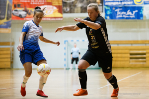 Mecz ekstraligi futsalu kobiet: Tarnovia - AZS Uniwersytet Jagielloński (z prawej Gabriela Krawczyk)